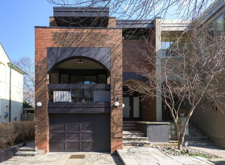 Buyers vie for Mid-century home by Coolearth Architecture Partner